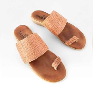 FAMOLARE Go There Band and Deliver Tan Croc Embossed Leather Sandals 7M